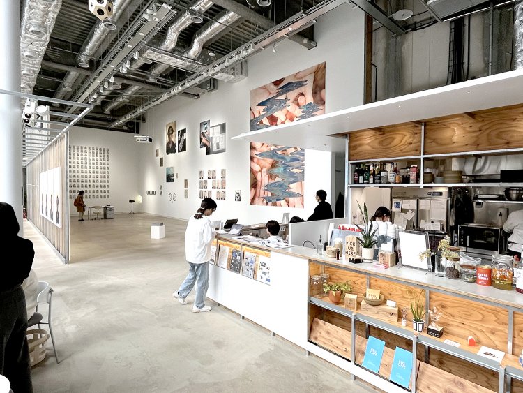 キッチンの隣にアートセンター『BUG』の受付がある。