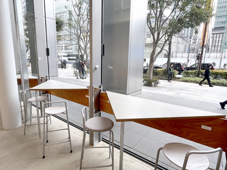 三角形のテーブルが面白い。テーブルの下にはコンセントを完備。