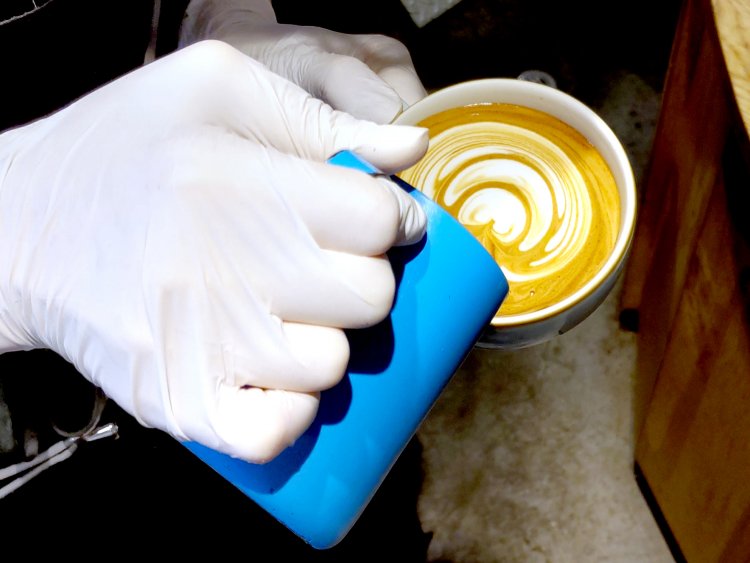 カプチーノを淹れてもらう。泡立てたミルクを注ぎながら、ラテアートを描いていく。