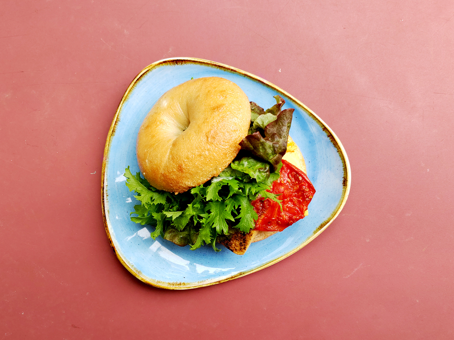 エッグフランベーグルサンドの具材は、ベーグルからはみ出すほどのボリュームで、食べ応えあり。