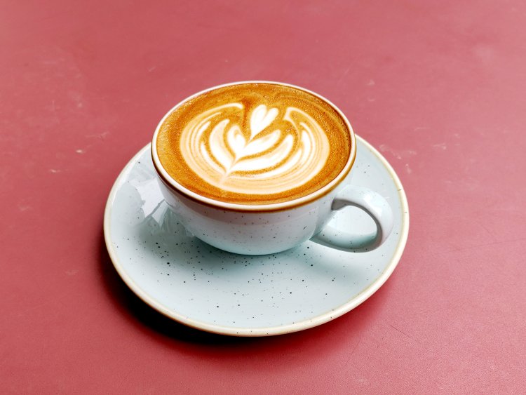 キュートなラテアートが目を引くカプチーノ660円。