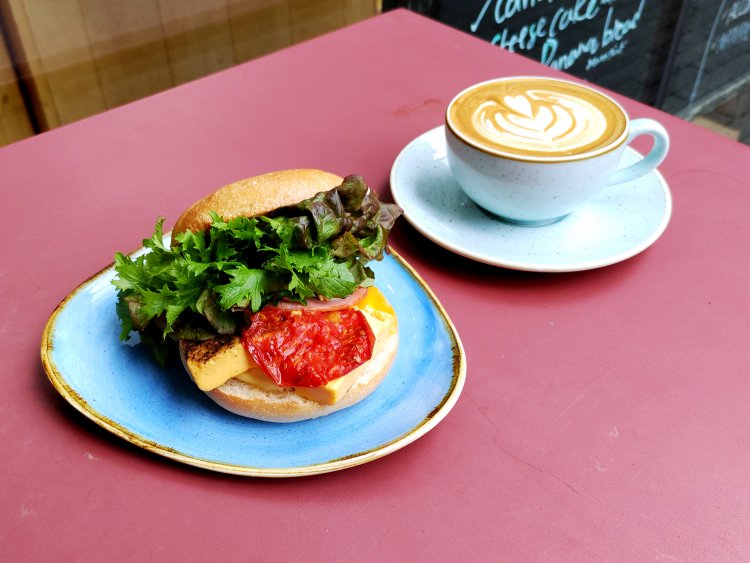 ブレックファーストメニューは、何時でも注文OK。ランチにエッグフランベーグルサンドを食べる人も多い。