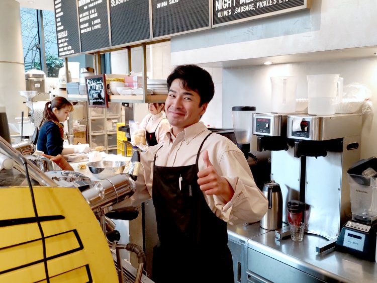 笑顔で撮影に協力してくれた、スタッフの内田さん。職場のムードメーカー的な存在だ。