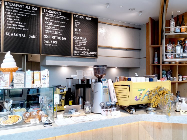 メニューが英語で記されたボードが、海外感を演出する。