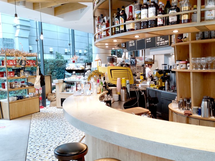 レジ横のカウンター席をはじめ、出入り口付近の座席は1人掛けのカウンターが多い。