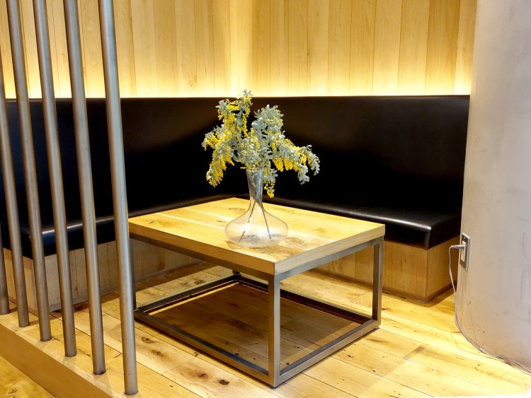 店内の奥には2～3名掛けのテーブル席あり。写真はいちばん奥にあるボックス席の一つ。