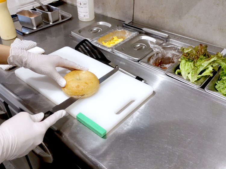 ベーグルをカットするところ。北海道の材料で作られており、モチモチとした食感が特徴だ。