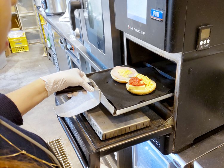 さらにドライトマトやチェダーチーズを盛り付けたら、オーブンで数分加熱する。