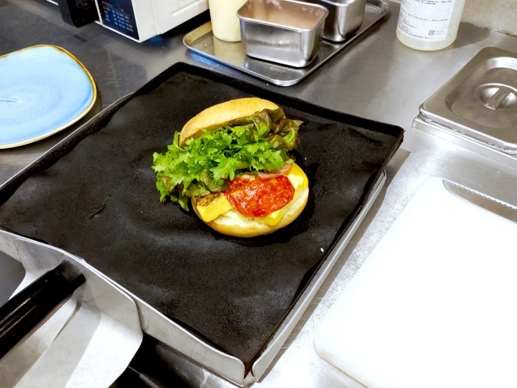 チーズがとろけたら、仕上げにミックスリーフを加えてサンドすれば出来あがり。