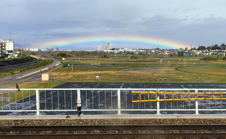 空に大きく架かる虹。