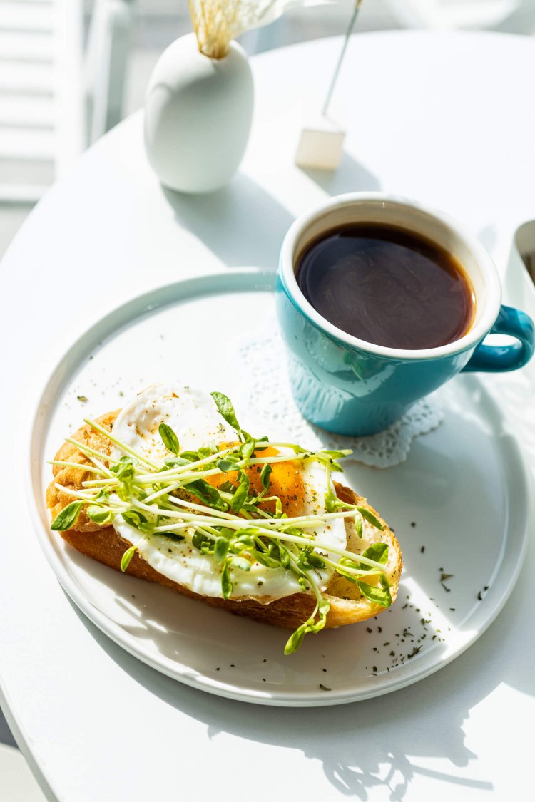 アメリカーノと塩バターパンのモーニングセット700円。