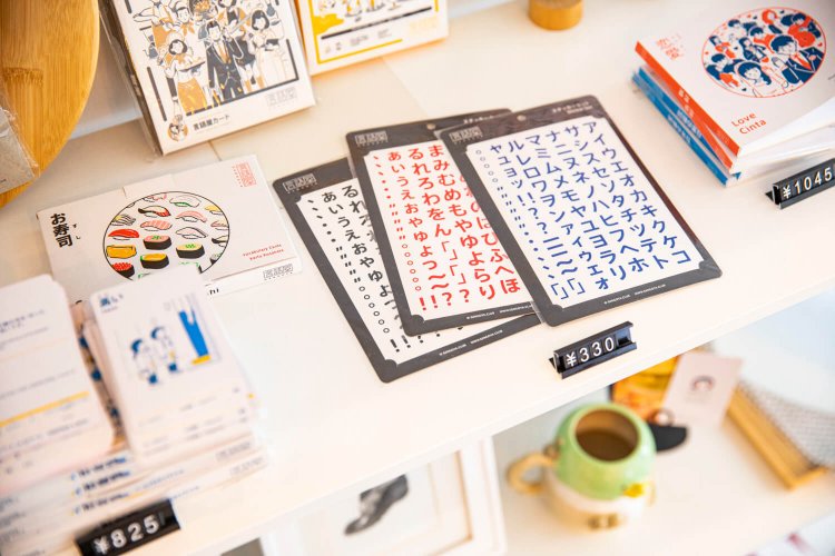 インドネシアにちなんだ雑貨も販売。