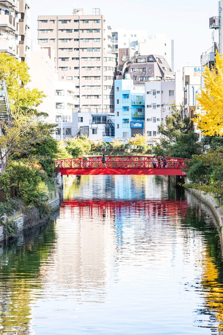 大横川に架かる新田橋。写真映えする真っ赤な人道橋だ。