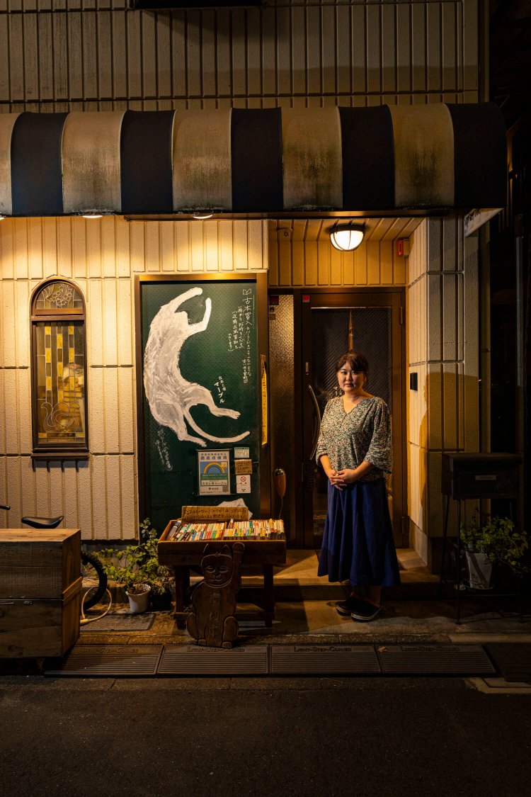 『古本と肴 マーブル』を営む蓑田沙希さん。