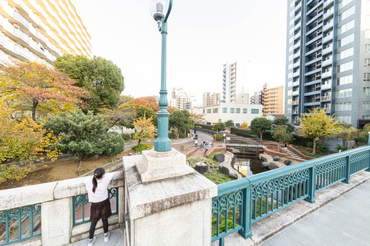 青銅色の凝った欄干と重厚な石造りの柱の尾高橋。