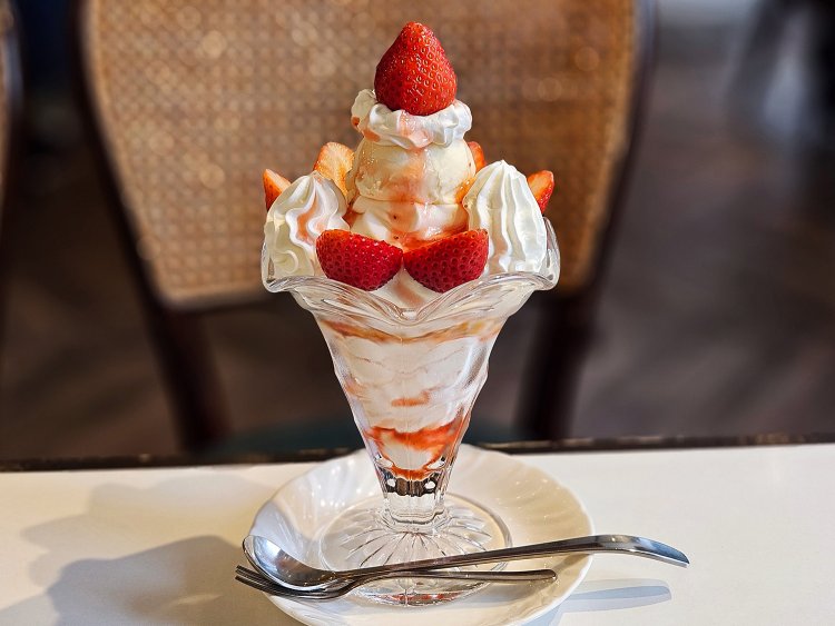 ストロベリーパフェ850円。