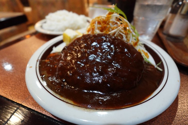 ジャンボハンバーグステーキ1010円。山盛りサラダとライス付き。