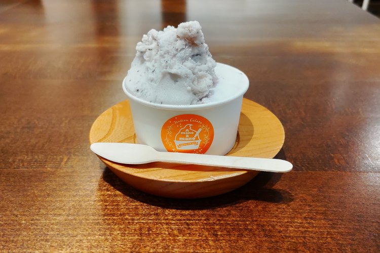 ジェラートSサイズ605円。上段がバナナチョコチップ味、下段がクリームチーズwithベリーソース味。