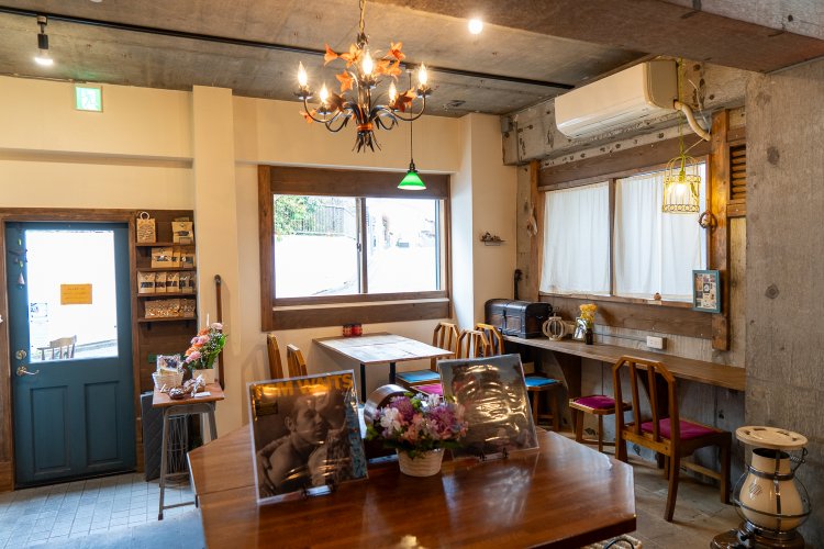 窓際の1人席が人気。