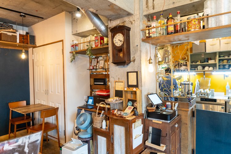 30分ごとにぼーんとなる柱時計に、茶箪笥などがレトロ感を醸し出す店内。
