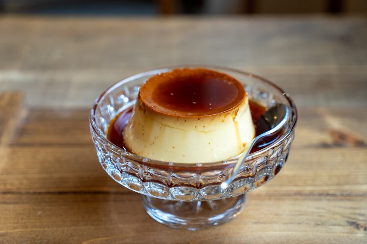 クラシック焼きプリン500円。スイーツのみの注文はできないが、一緒にドリンクを頼むと50円引きになる。