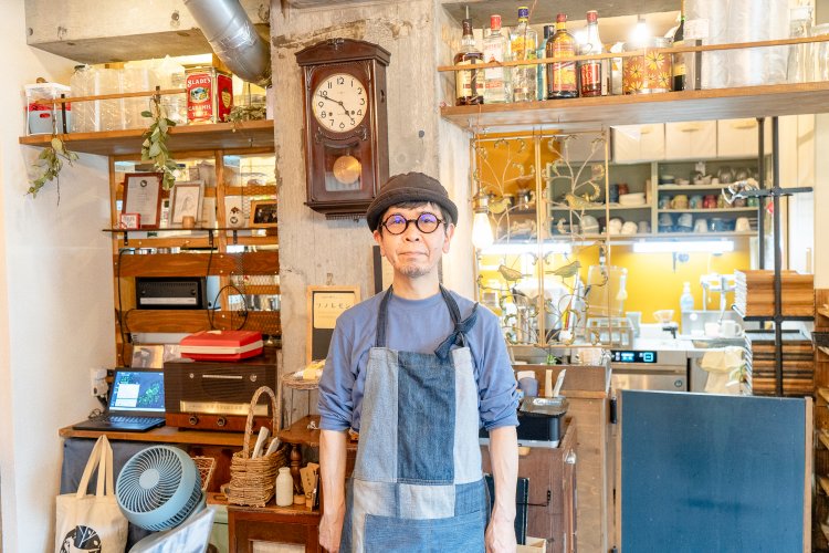 店主の小見山さん。帽子は長年のトレードマークだ。
