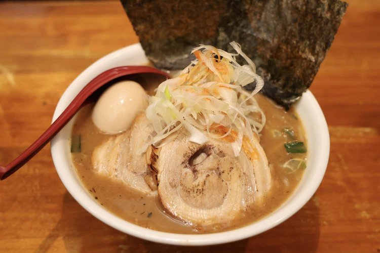 全部のせの特製味噌ラーメンは1480円。麺の量も、豚の旨味を生かしたチャーシューも、バランスのよい構成。