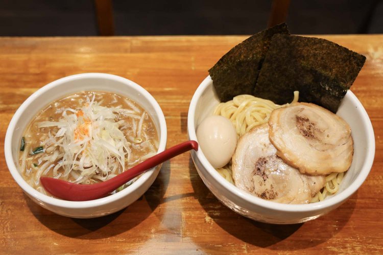 歯応えのあるモチモチの太麺とよく絡む、パンチの効いたつけ汁がいい特製味噌つけめん1630円。