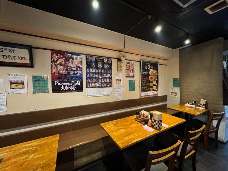 カウンターのほか、テーブル席もある。ベビーカーも置ける広さ。 