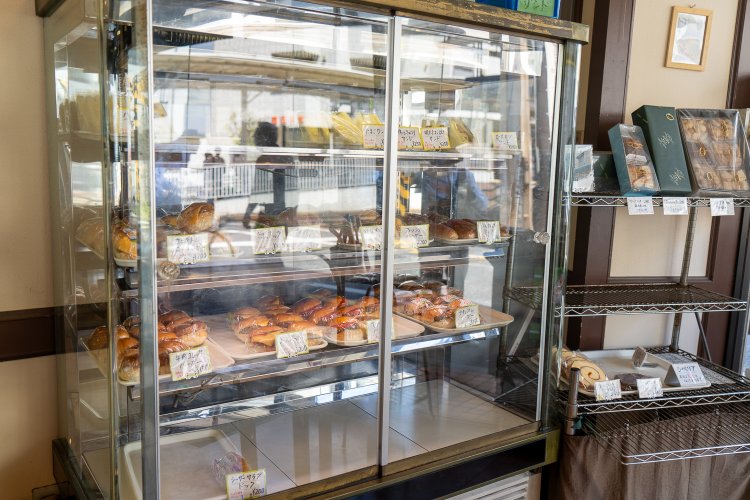 冷蔵ケースにはバーガーや三角サンドなど。