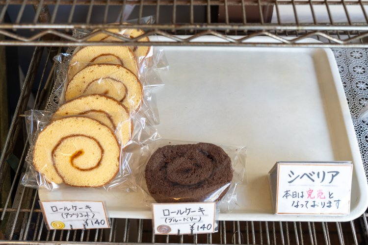 素朴な姿のロールケーキ。挟まれている羊羹も自家製のシベリアはだいたい1日おきに店頭に並ぶ。
