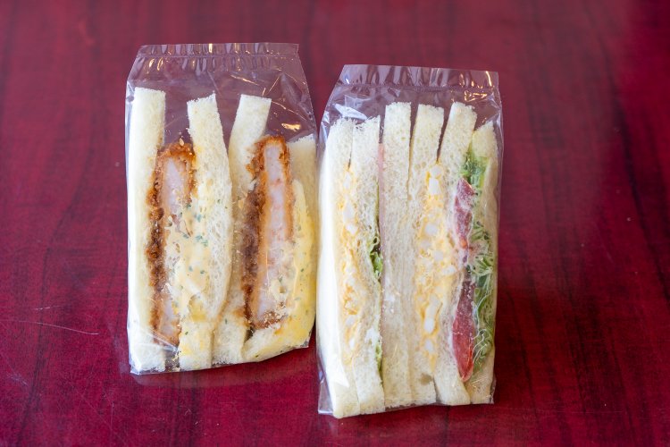 スタッフさんの間で人気のサンドは、エビカツサンド280円とスペシャルサンド250円。どちらもボリュームたっぷり。