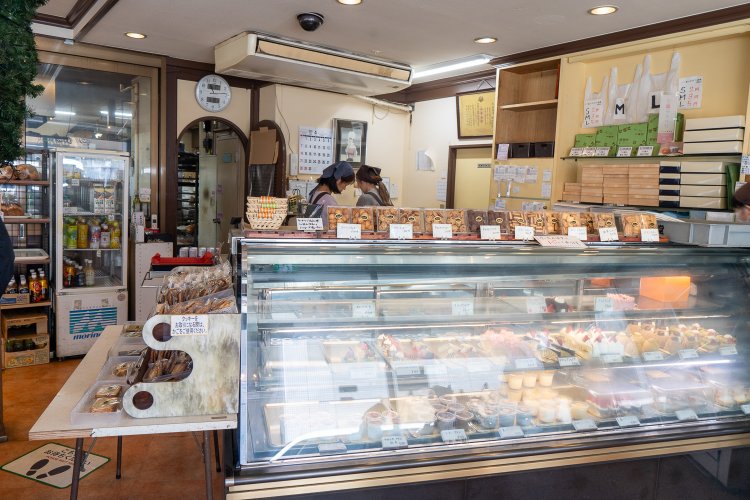 洋菓子も豊富。ケーキは15時ごろには売り切れてしまうことも。