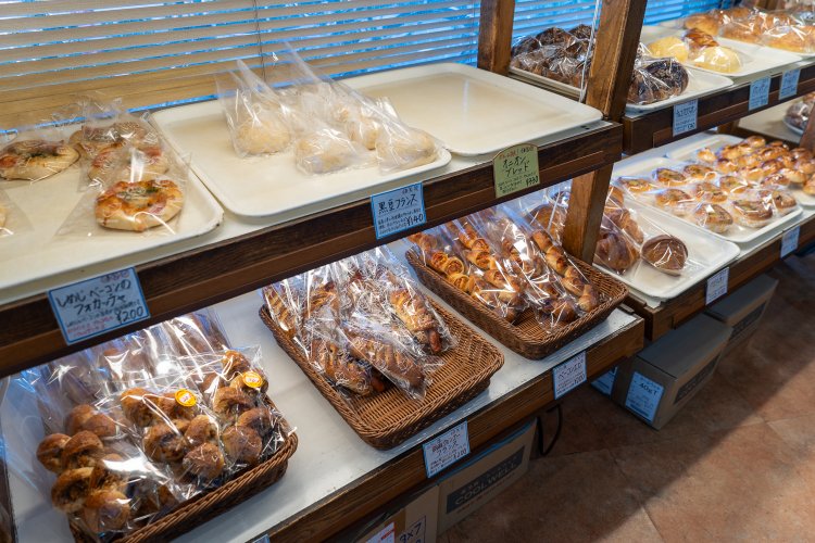 人気のあるパンからどんどん売れていく。