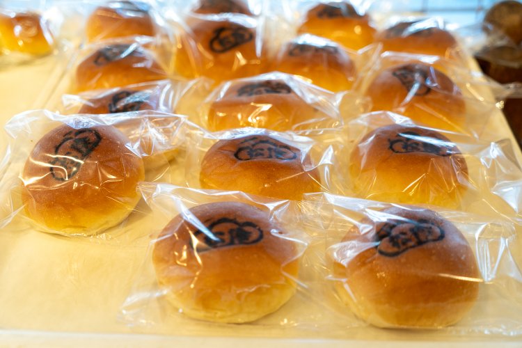 名物でもある焼印入りの松陰あんぱん130円。とろりとした舌触りの黄身あん入り。