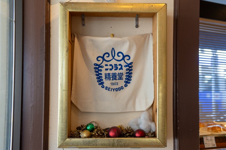 トレードマークをデザインしたエコバッグも販売。