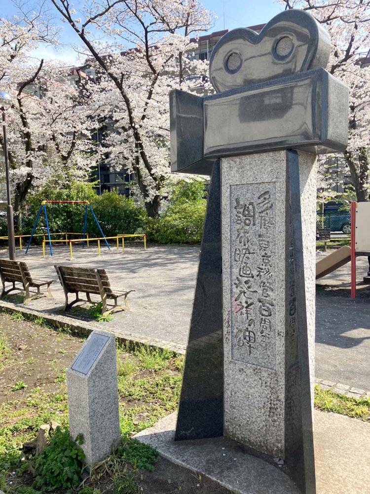 映画のカメラが象（かたど）られている。調布で映画が生まれたというより、映画産業が発展したことを記念するものらしい。