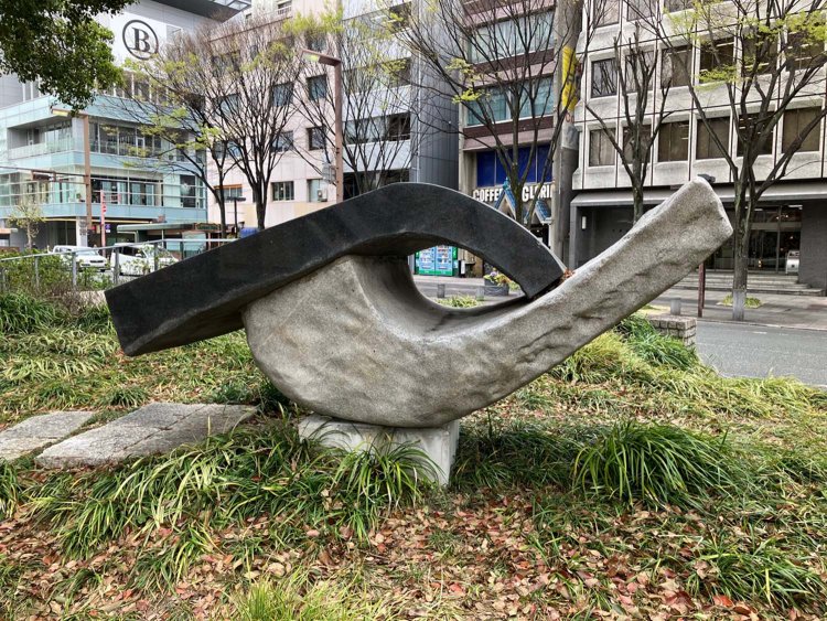 個性的なデザインの碑だが、上部の黒い石板に芭蕉と門人の句が刻まれている。