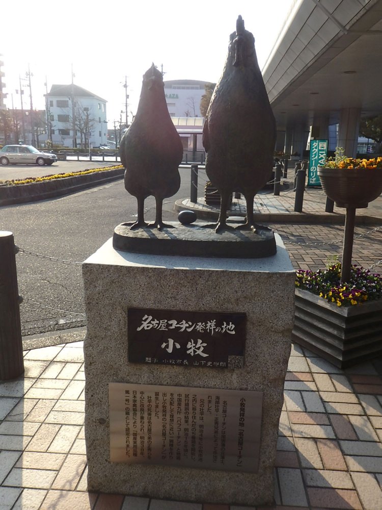 駅を出るとニワトリたちが待ち構えていて、何とも言えずいい像。
