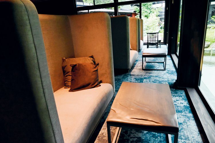 夏でも「雪国」を体験できるよう、かまくらに籠もるイメージで特注したハイバックのソファ。