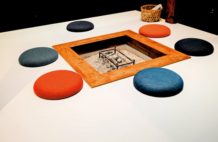 ロビーラウンジの白い囲炉裏には本物の炭がくべられる。コーヒーやお菓子、酒などラウンジサービスも。