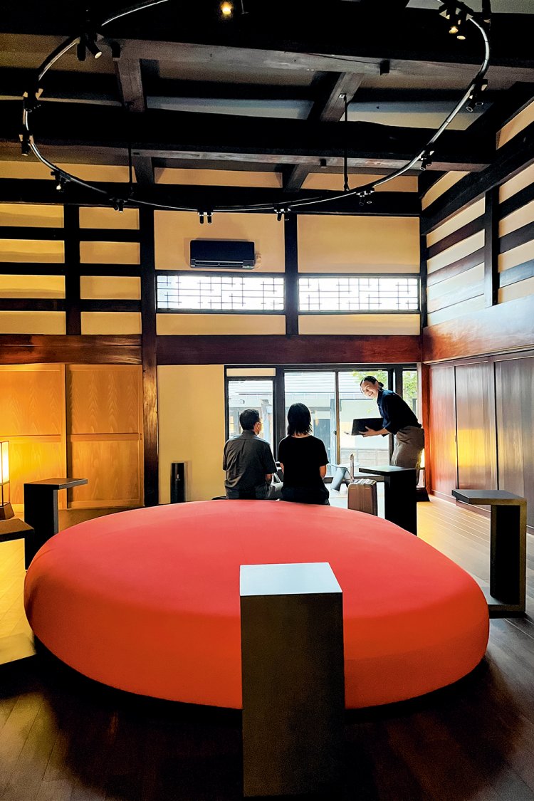 大きくて真っ赤なソファが置かれたレセプションでチェックイン。ソファは魚沼に降る丸い雪をイメージしている。