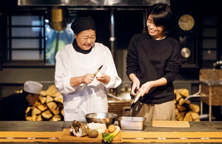 郷土料理を習う「土間クッキング」はおかあさんとのおしゃべりが楽しい。