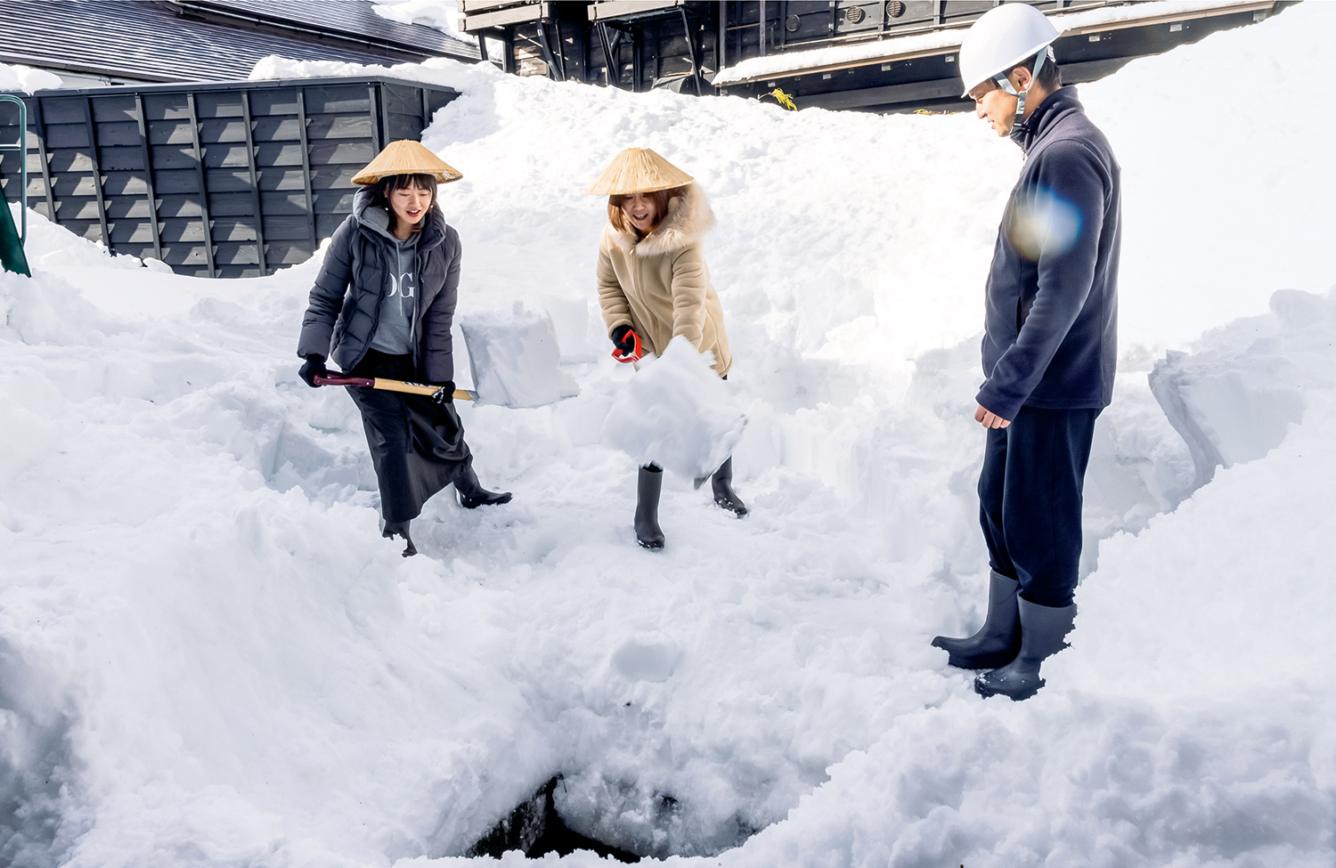 雪国の暮らしを体感できる「雪かきウェイト」で雪ほりを体験。