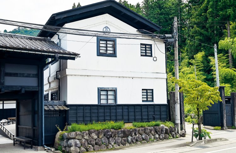 蔵を改装した「さかとケ」。シンプルで居心地のいい、トイレ付きシングルルームが4室ある。