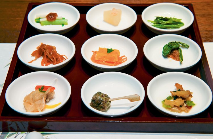 前菜は季節の野菜・山菜がたっぷり。