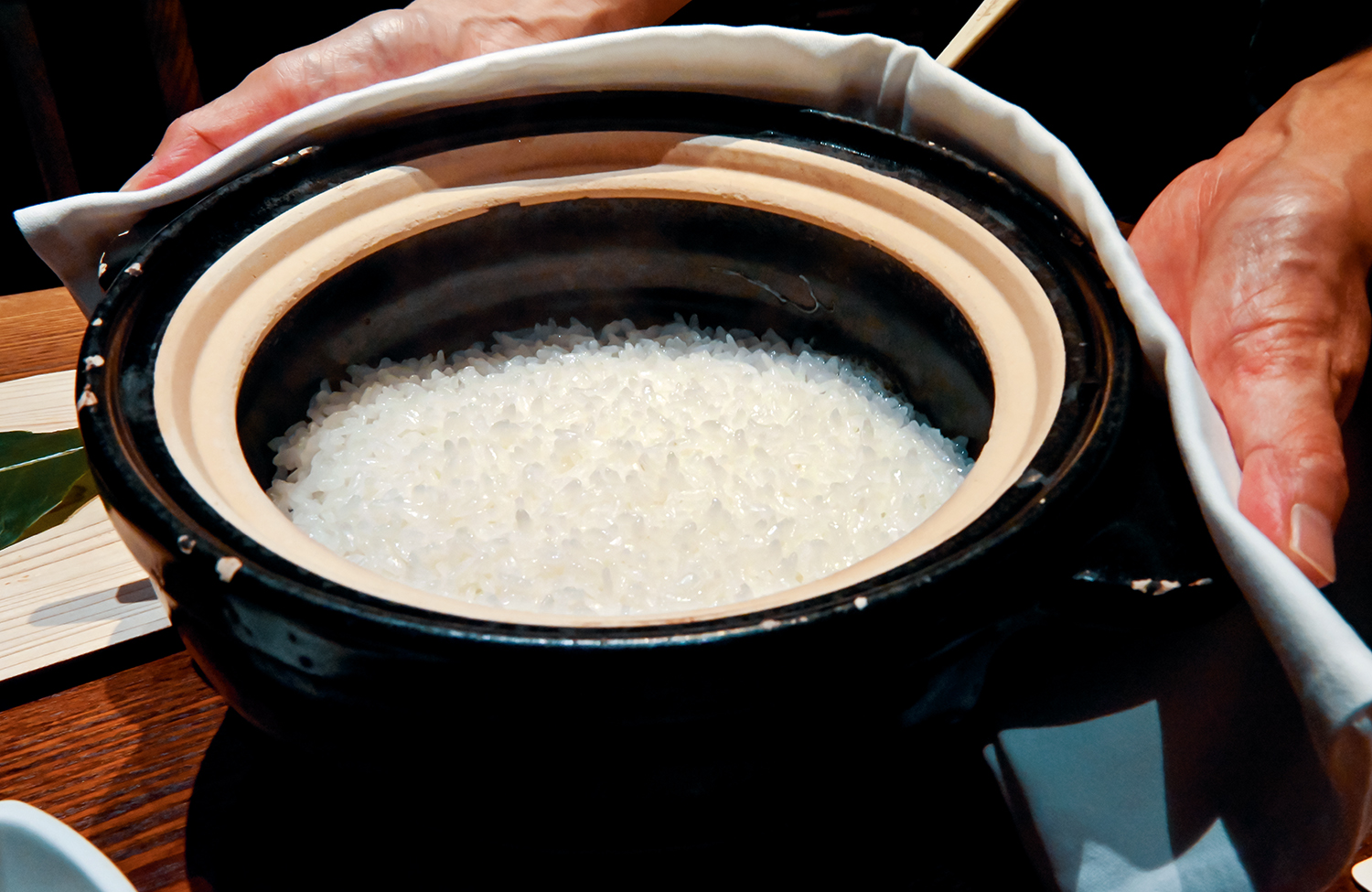 魚沼産コシヒカリ・塩沢地区限定一等米を土鍋で炊いた、つやつやのご飯。