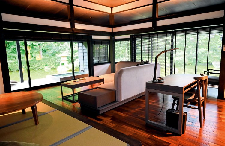 テラスの露天風呂が開放的なヴィラスイートの客室。