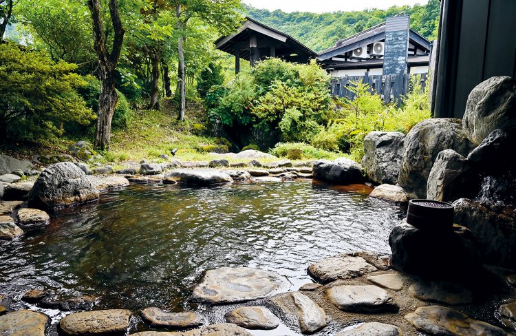 大浴場は米蔵として使われていた土蔵造りの建物を移築。写真は男湯露天風呂。