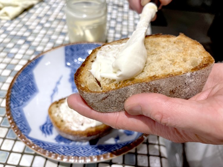 豆腐を混ぜた豆腐サワークリームをたっぷりパンに塗る。